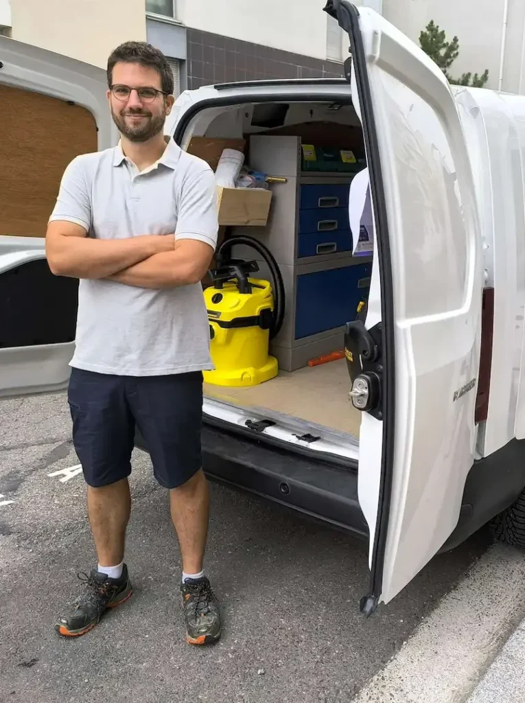 Cyril le Plombier devant son camion à Lyon 7 – dépannage et installation plomberie